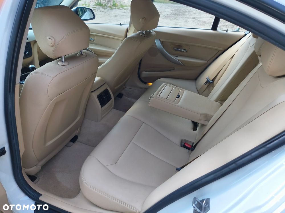 BMW Seria 3 320i Sport-Aut Luxury Line - 34