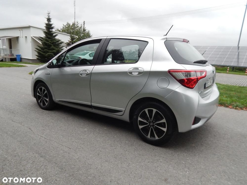 Toyota Yaris Hybrid 100 Premium - 14