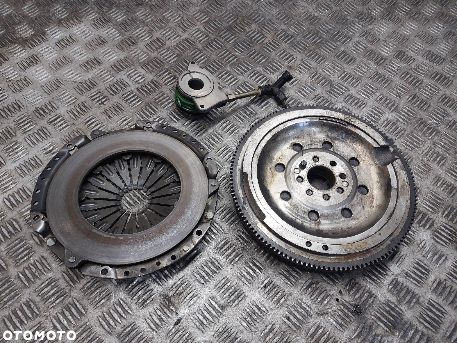 KOŁO DWUMASOWE + DOCISK + ŁOŻYSKO OPOROWE VOLVO V70 I S70 I 2.5 TDI - 4