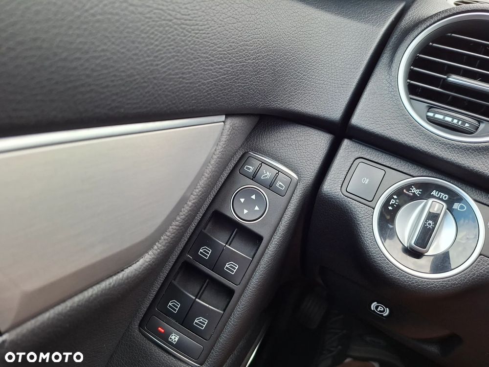 Mercedes-Benz Klasa C 180 CGI Automatik BlueEFFICIENCY Avantgarde - 35