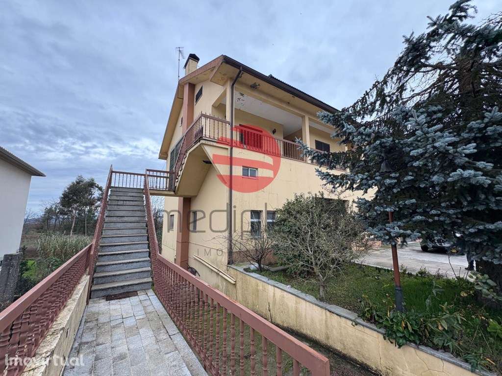 Moradia Bi-Familiar T8 Venda Moimenta da Beira - Grande imagem: 4/47