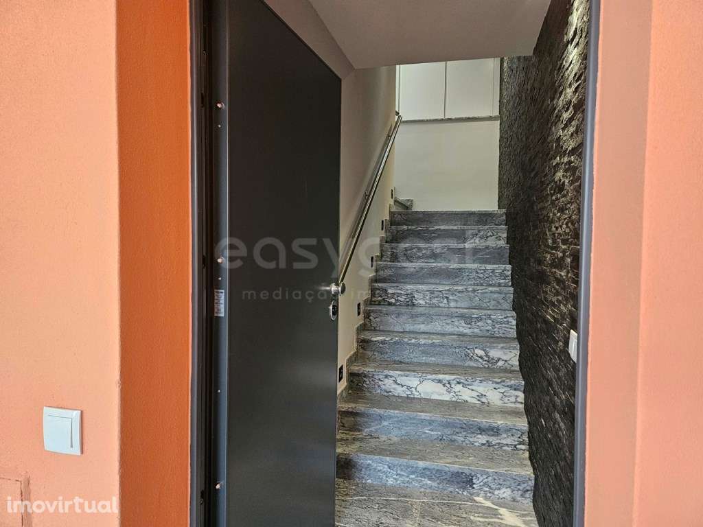 Duplex T3 composto por 2 pisos com garagem em Estômbar, Lagoa - Grande imagem: 2/36