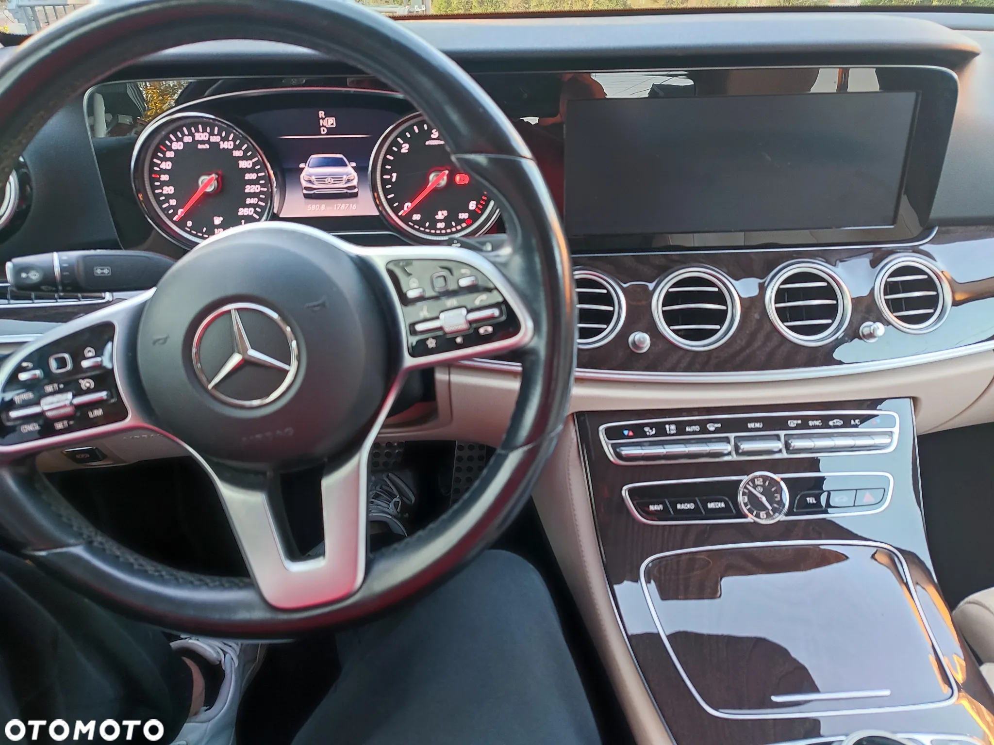 Mercedes-Benz Klasa E 220 d 4-Matic Business Edition 9G-TRONIC - 16