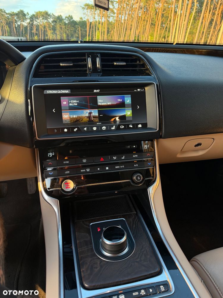 Jaguar XE 2.0 D Portfolio - 14