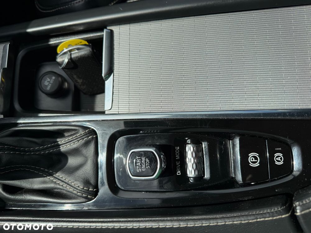 Volvo XC 90 D4 FWD R-Design 7os - 19