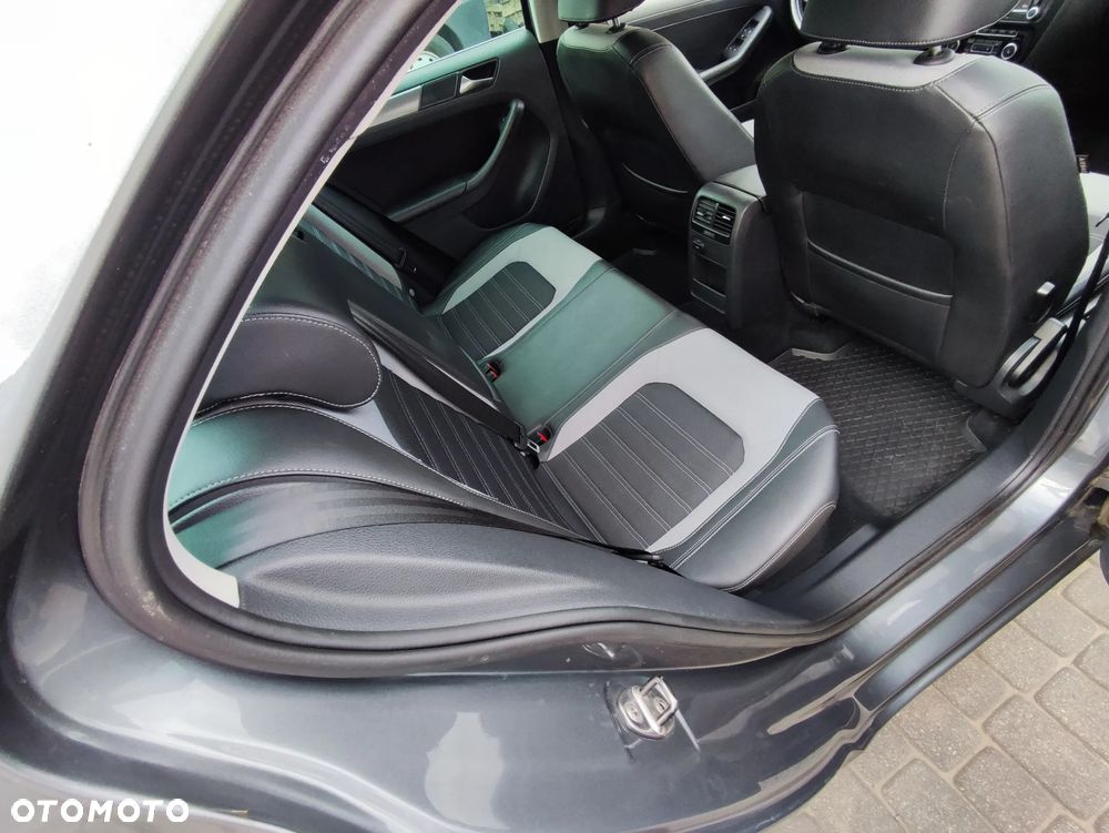Volkswagen Jetta 2.0 TDI Highline DSG - 24