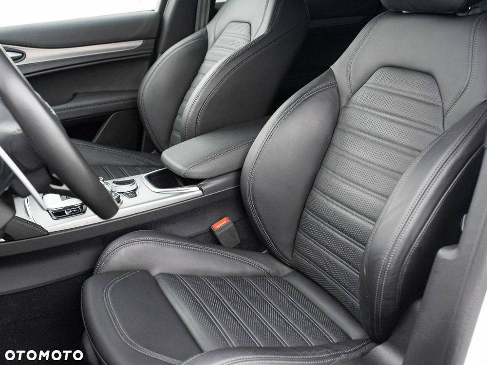 Alfa Romeo Stelvio - 12