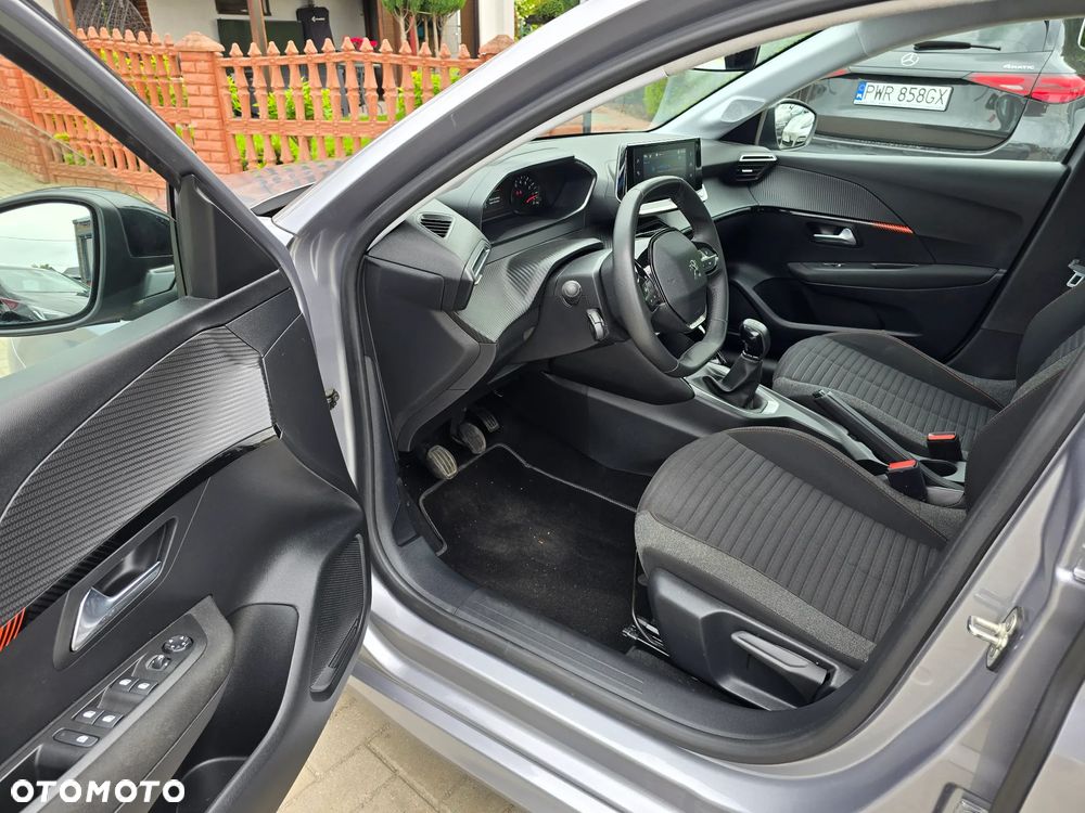 Peugeot 208 - 8