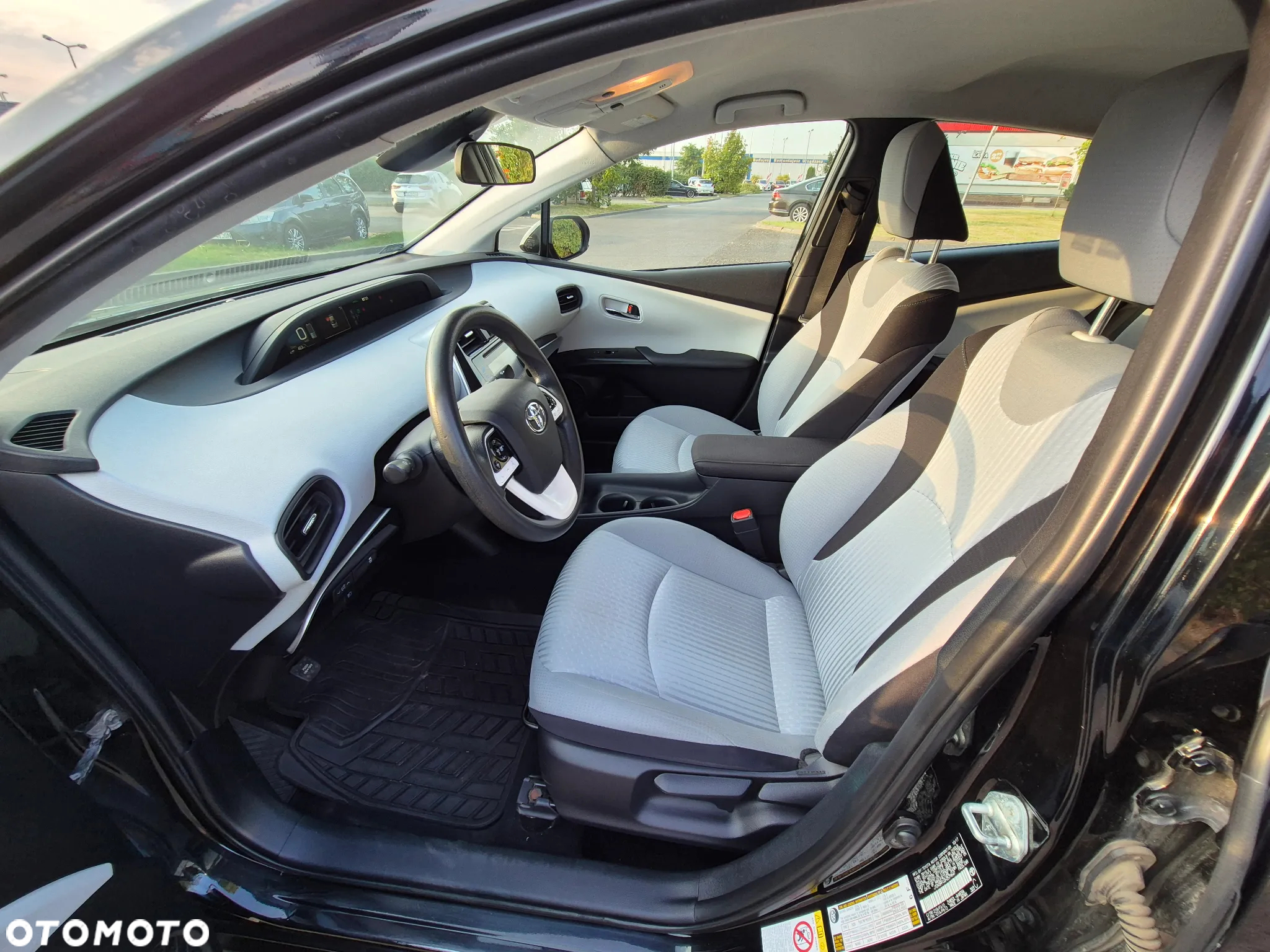 Toyota Prius (Hybrid) - 35