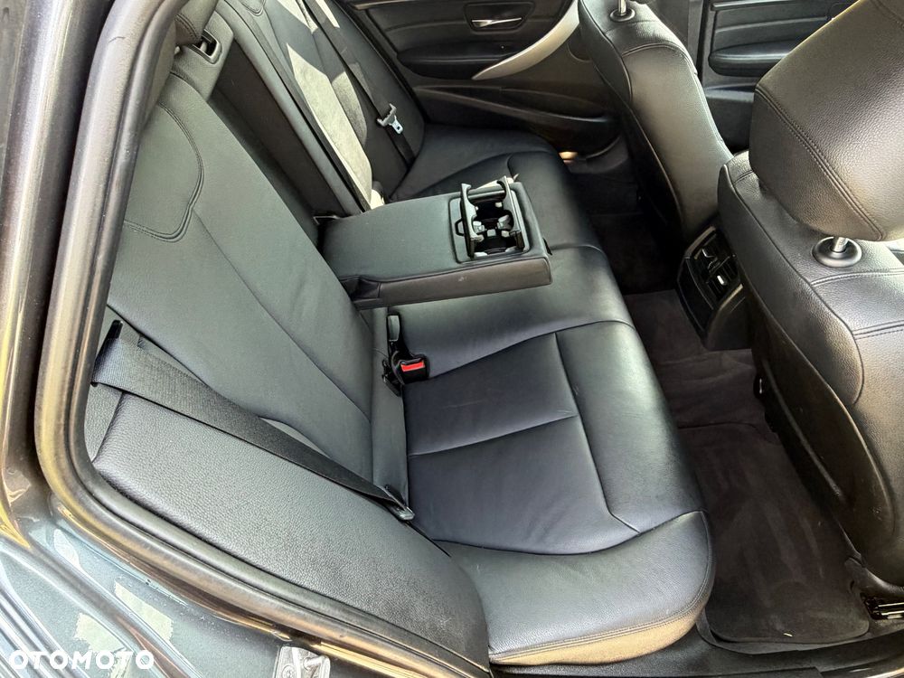 BMW Seria 3 320d Luxury Line - 32