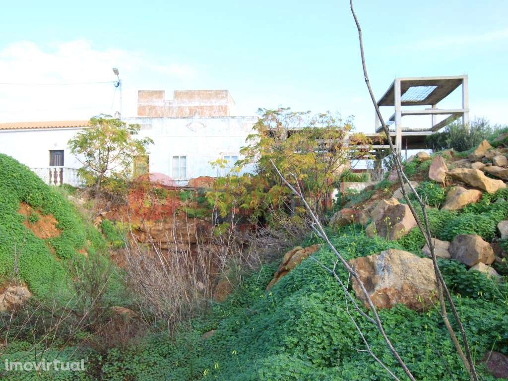 Terreno urbano com ruína para reconstrução em Estoi - Grande imagem: 2/19