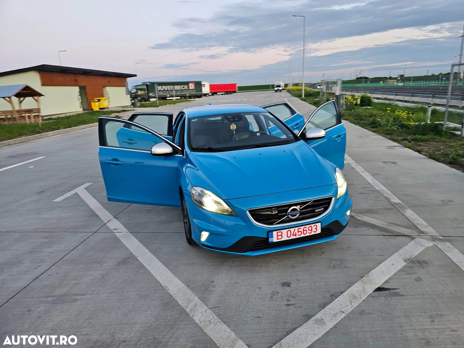 Volvo V40 D4 VEA R-Design - 4