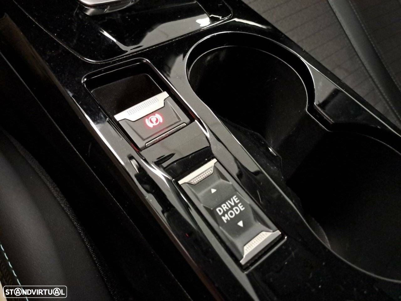 Peugeot 2008 1.2 PureTech Allure EAT8 - 24