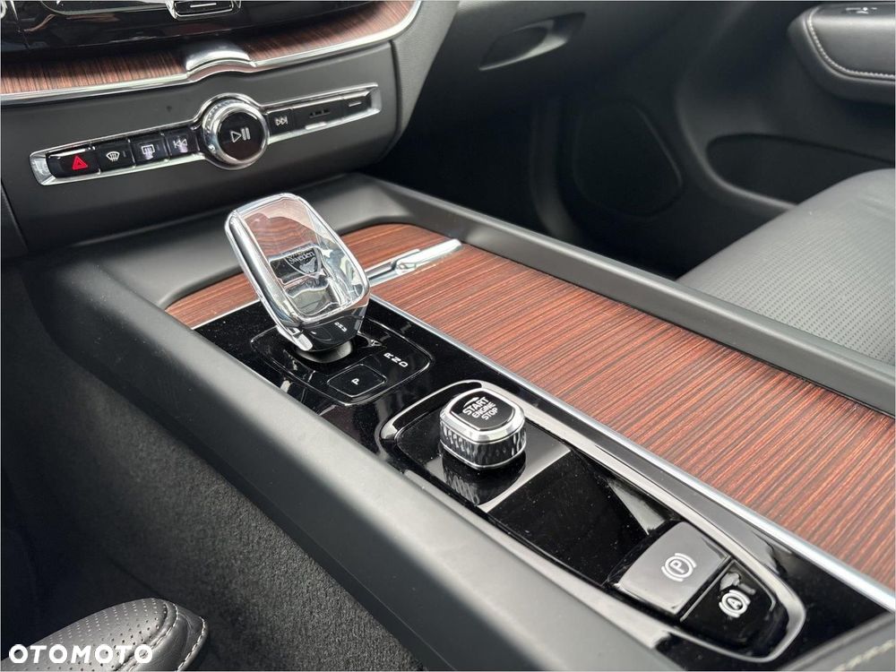 Volvo XC 60 B4 D AWD Ultimate Dark - 13