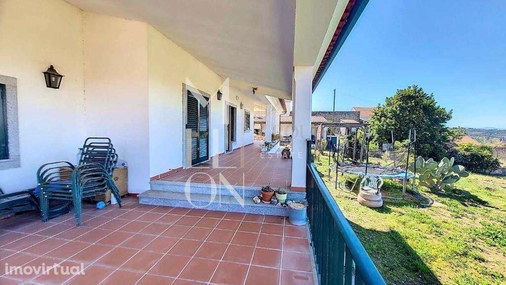 Moradia com  terreno amplo de 4.500 metros na bonita aldeia de Fiais d - Grande imagem: 5/25