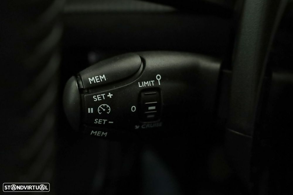 Peugeot 2008 1.2 PureTech Allure - 17