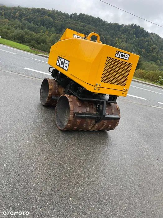 JCB VM1500 Walec Okołkowany 1600kg. Walec do wykopów, terenu oraz bystrych podjazdów! Maszyna jak Nowa. 441 mtg. 2015 rok. Walec przywieziony z Norwegii. Silnik Kubota 3 cylindry 28 km. Poteżna moc ubijania na dwa bębny lub każdy z osobna! Komfortowe sterowanie!  Maszyna zadbana jak Nowa z salonu. Odpala na dotyk. Zero luzów i wycieków. Rewelacyjna cena! Nadaje się do kruszyw ziemi oraz błota i bystrych podjazdów. O wiele lepsze rozwiązanie niż zagęszczarka 500kg. - 5