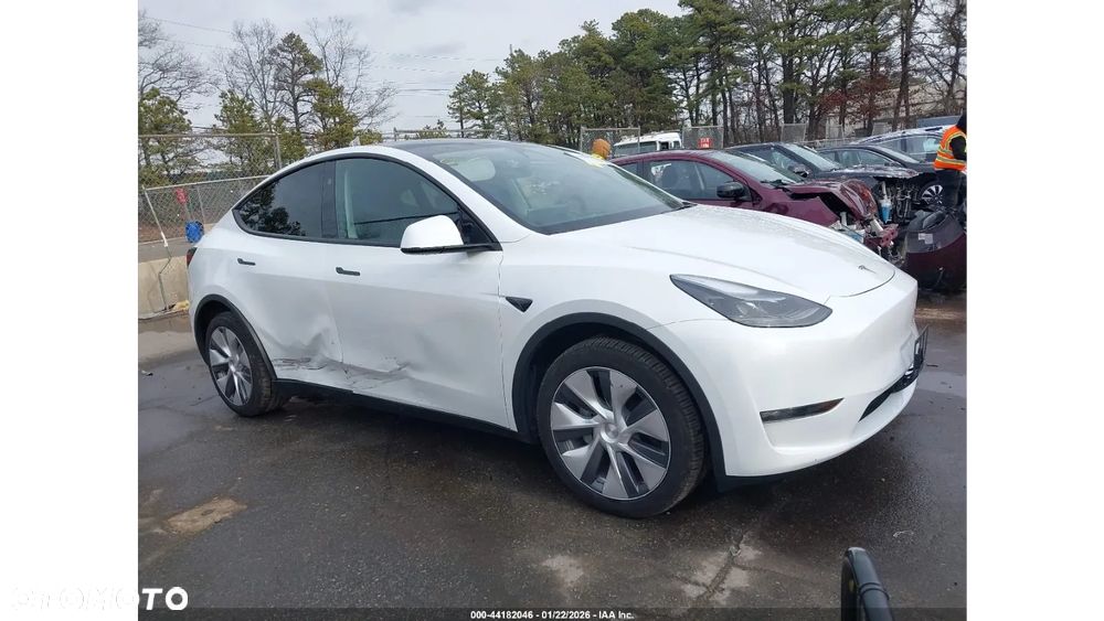 Tesla Model Y - 4