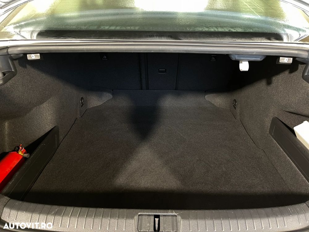 Volkswagen Passat 2.0 TDI DSG Highline - 13