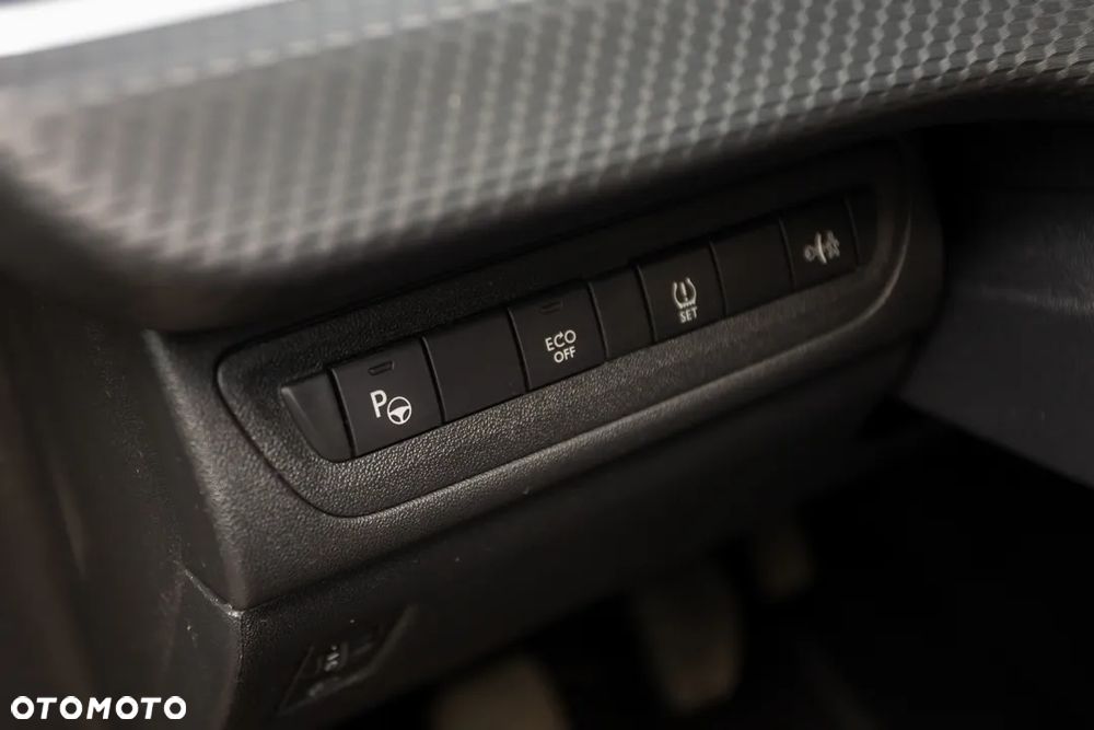 Peugeot 2008 1.2 Pure Tech Style S&S - 24