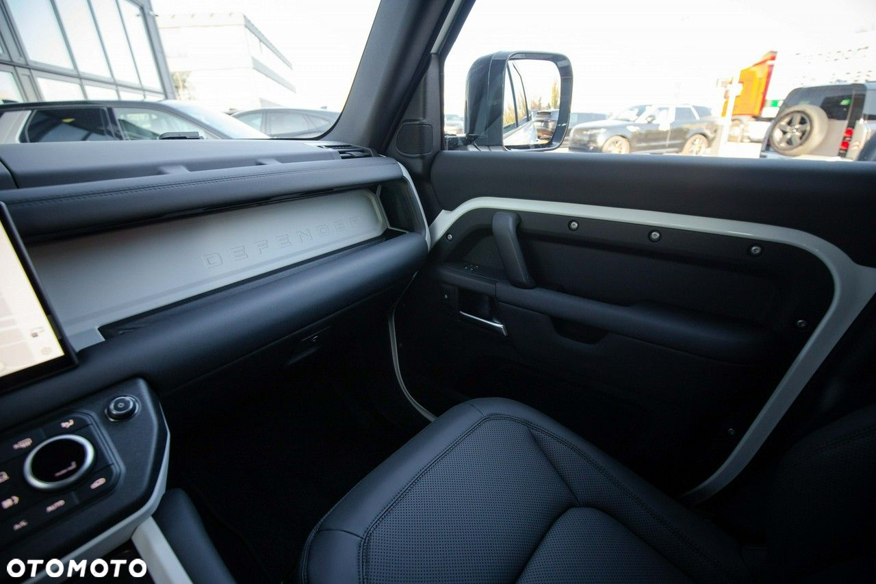 Land Rover Defender - 26