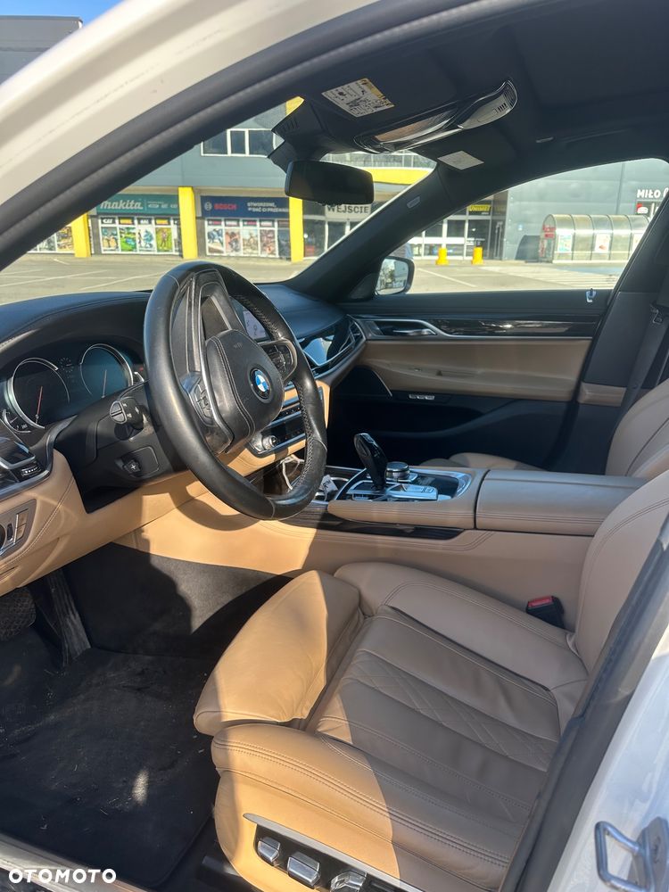 BMW Seria 7 740Li - 26