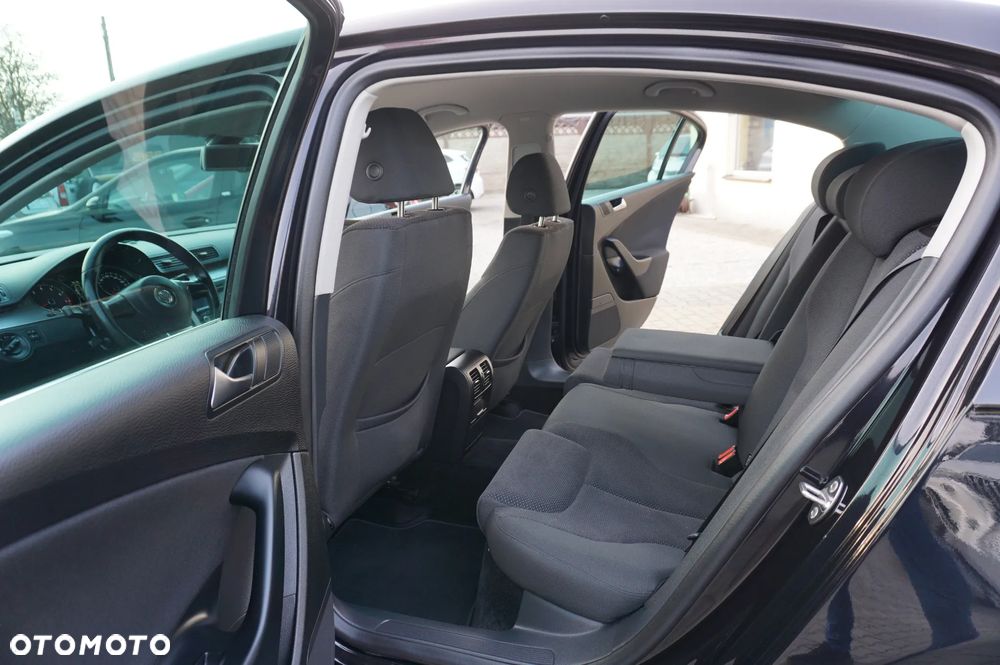 Volkswagen Passat 1.6 Comfortline Family - 24