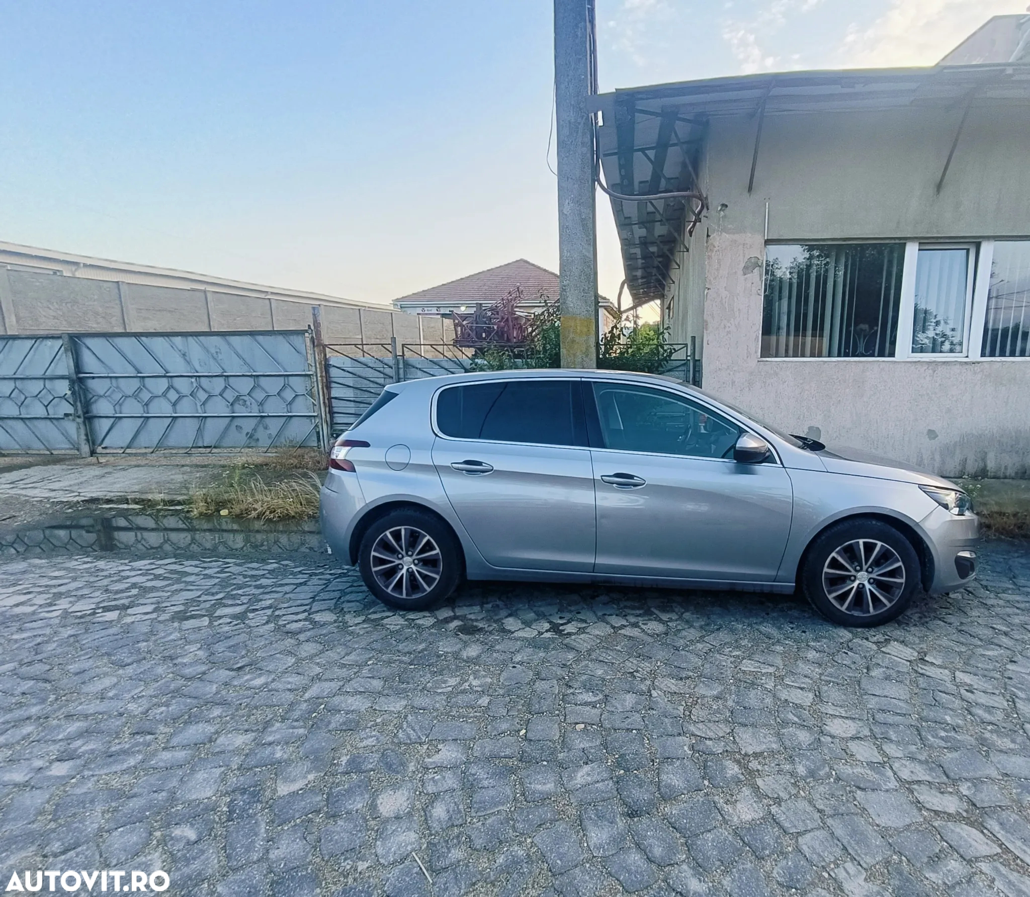 Peugeot 308 1.2 L PureTech Turbo Allure - 4