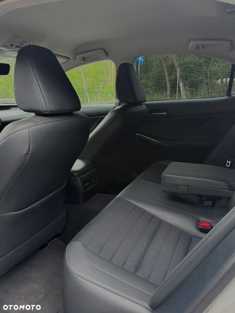 Lexus IS 300h Elegance - 28