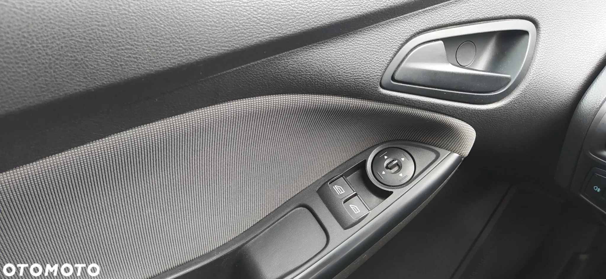 Ford Focus 1.6 Ambiente - 2