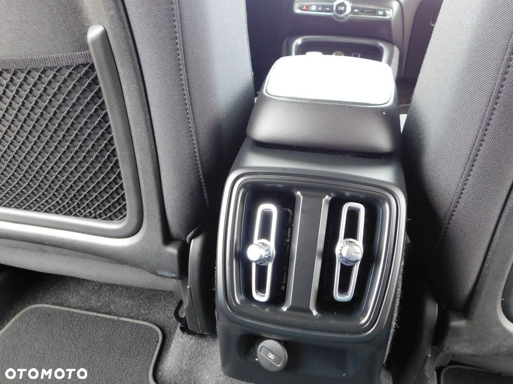 Volvo XC 40 T3 Geartronic Momentum Pro - 12