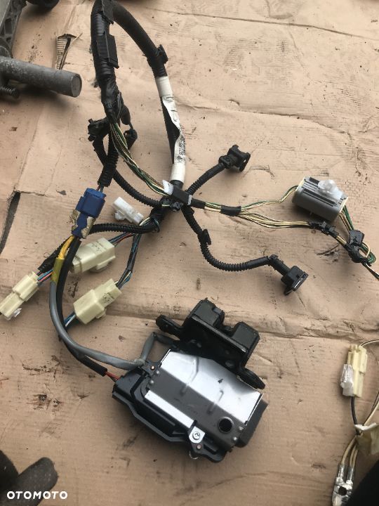 wiązka klapy z zamkiem avensis t25 82185-05080 - 1