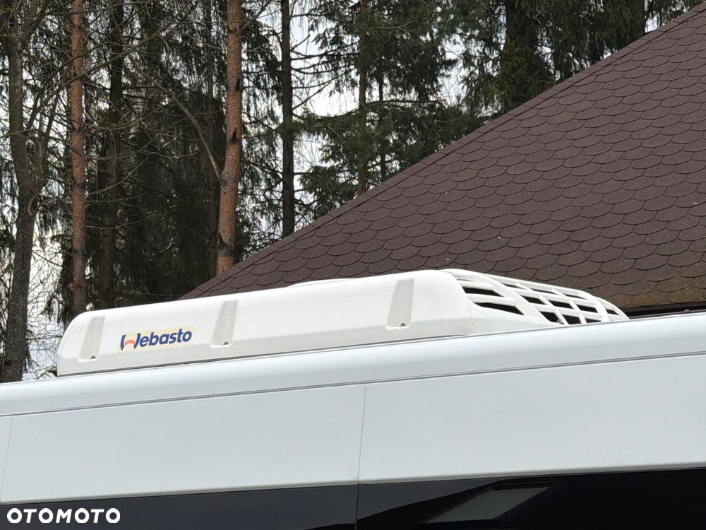 Iveco DAILY AUTOBUS 24 MIEJSCA / PRZEWÓZ OSÓB NIEPEŁNOSPRAWNYCH / KLIMA POSTOJOWA / WEBASTO / TELEWIZOR / LEDY W ŚRODKU KOLOROWE / Salon Polska/ Nowe Opony/Jak Nowe/Mały Przebieg/ - 16