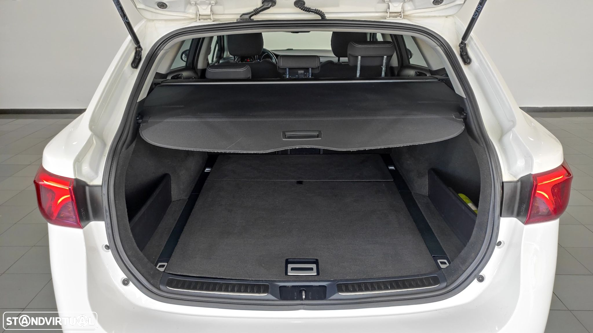 Toyota Avensis Touring Sports 2.0 D-4D Exclusive+GPS - 19