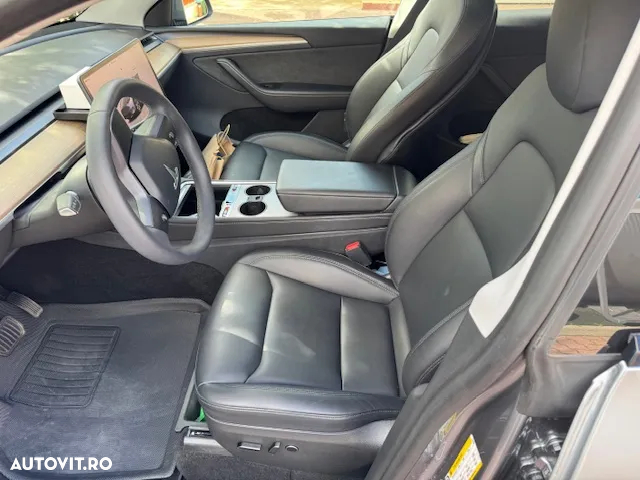 Tesla Model Y - 9