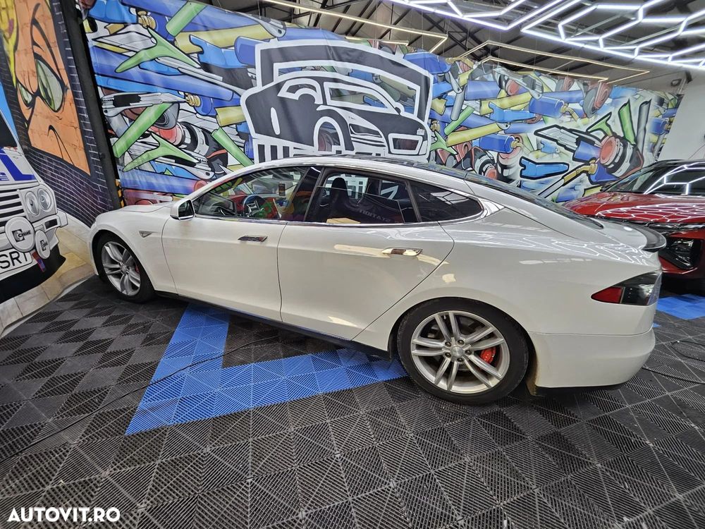 Tesla Model S - 3