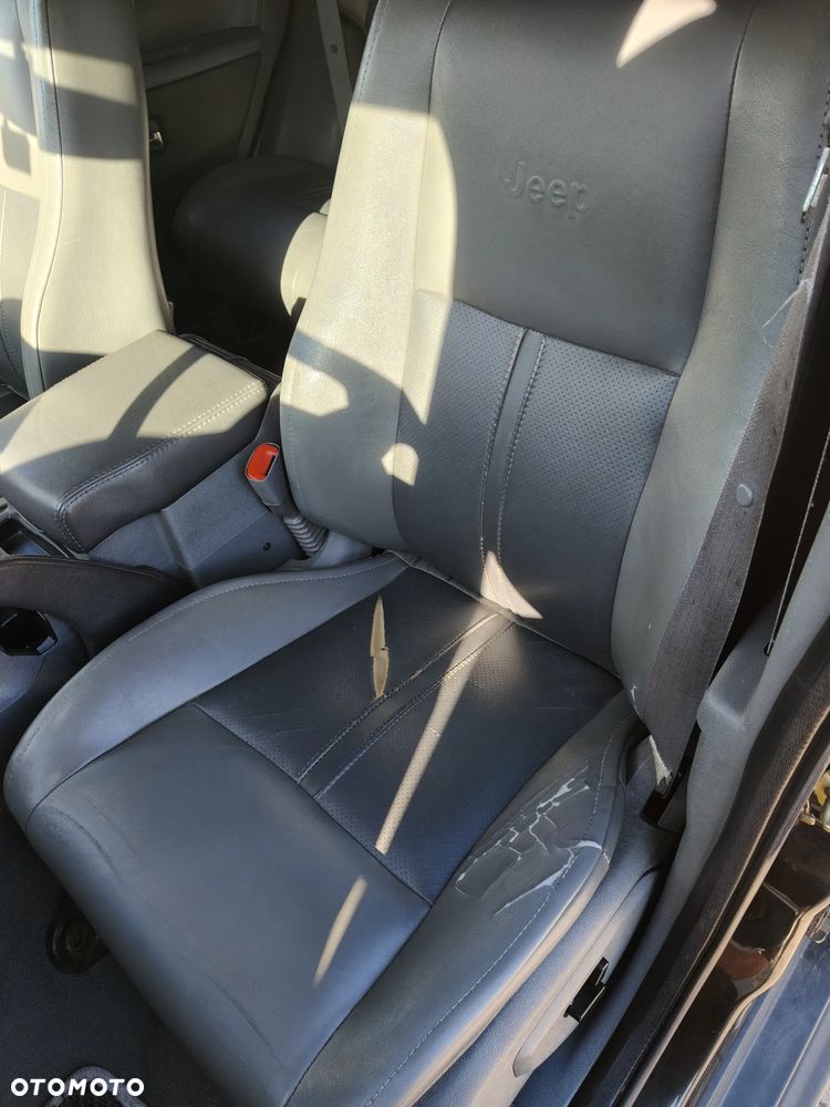 Jeep Grand Cherokee - 32