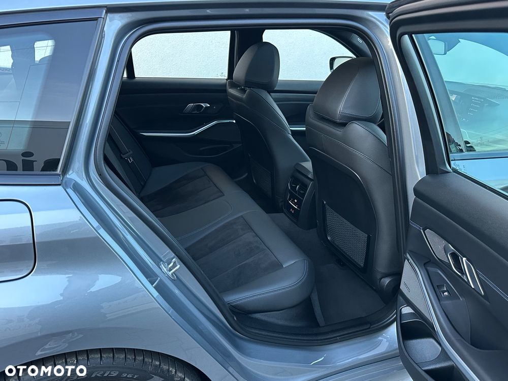 BMW Seria 3 330e xDrive M Sport - 24
