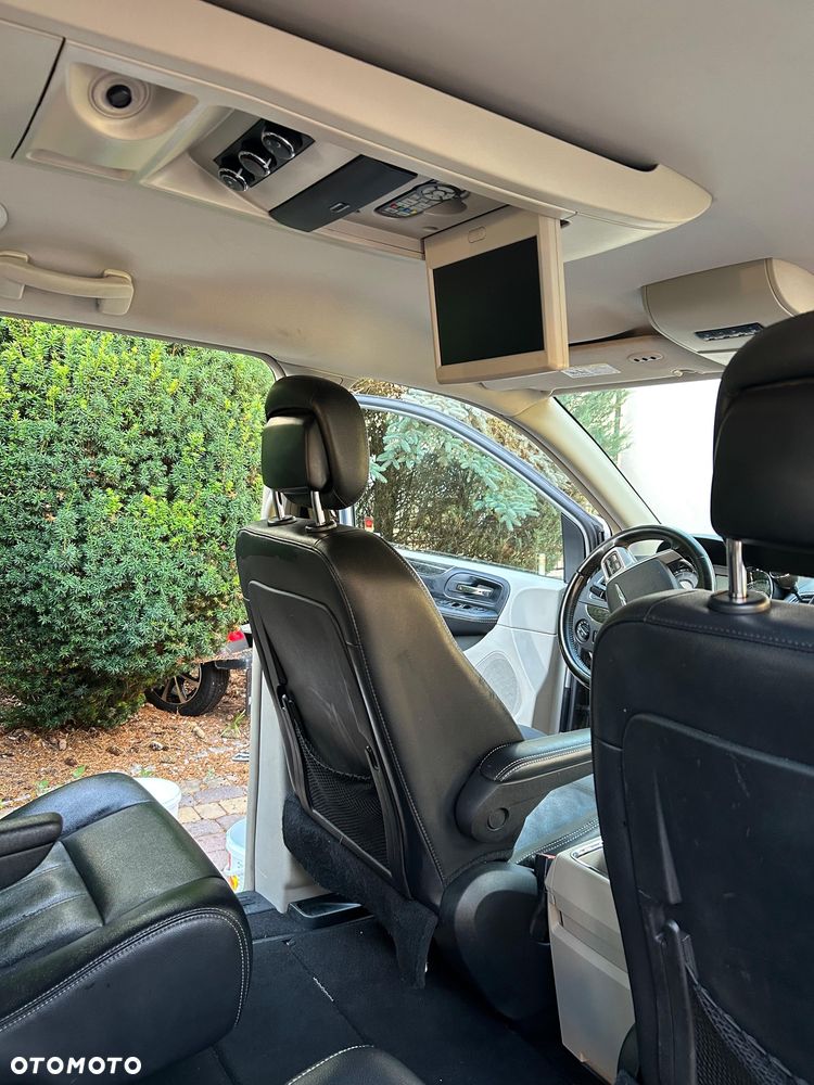 Chrysler Town & Country - 5
