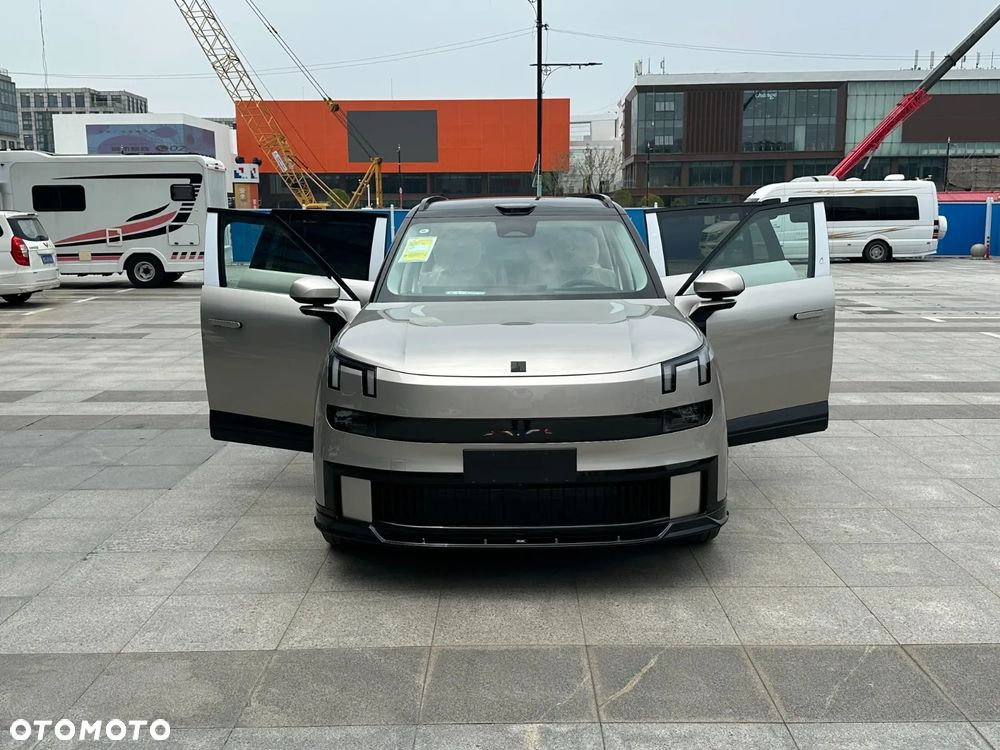 Lynk & Co 900 - 19