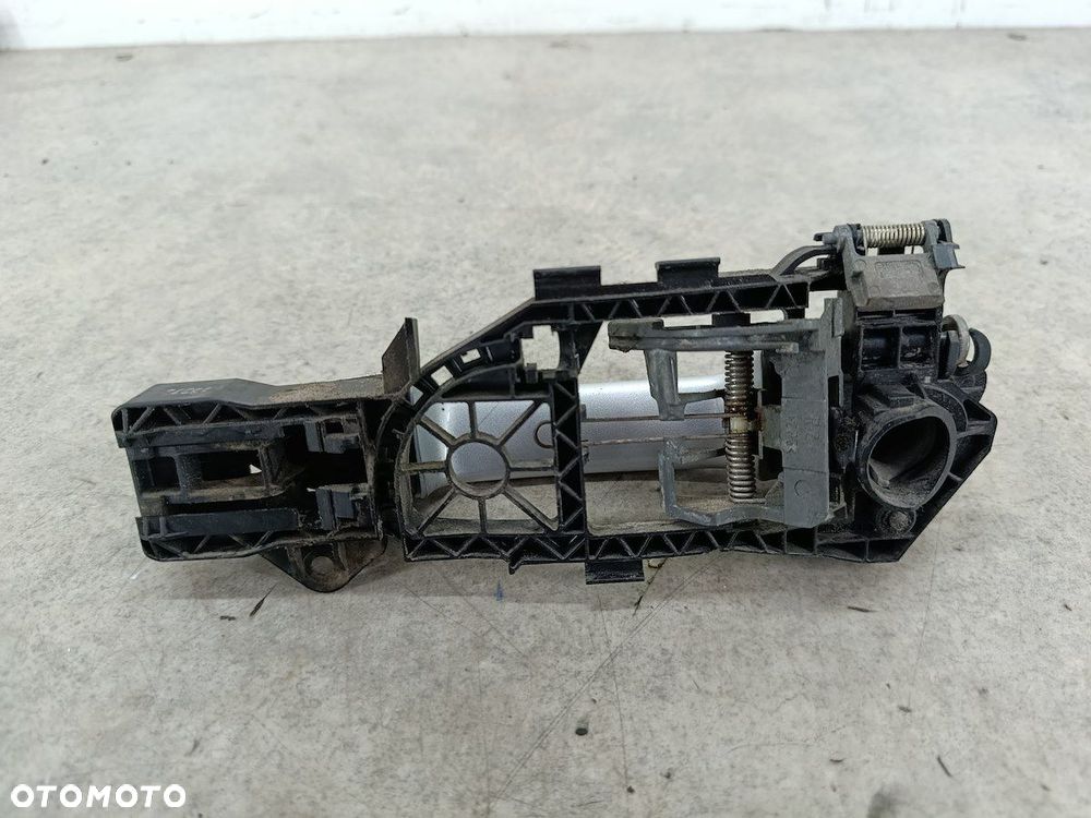 PODSTAWA KLAMKI PRAWY PRZÓD VW PASSAT B6 - 4