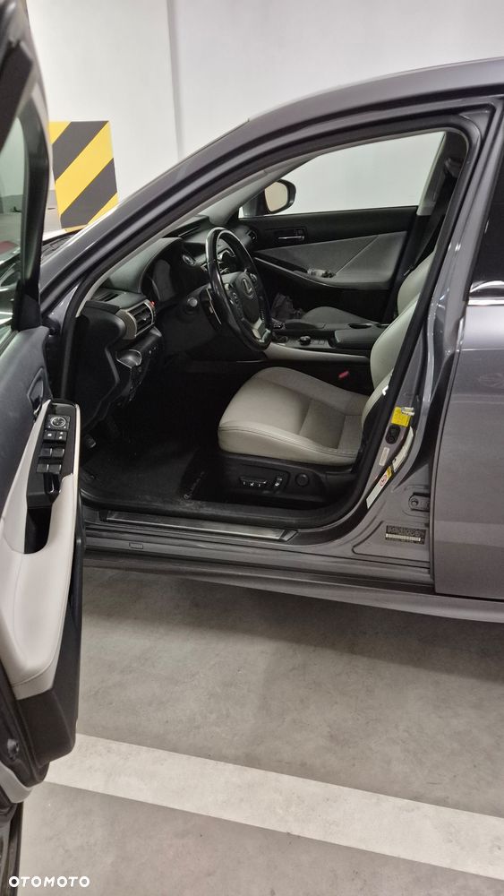 Lexus IS 200t Prestige - 3