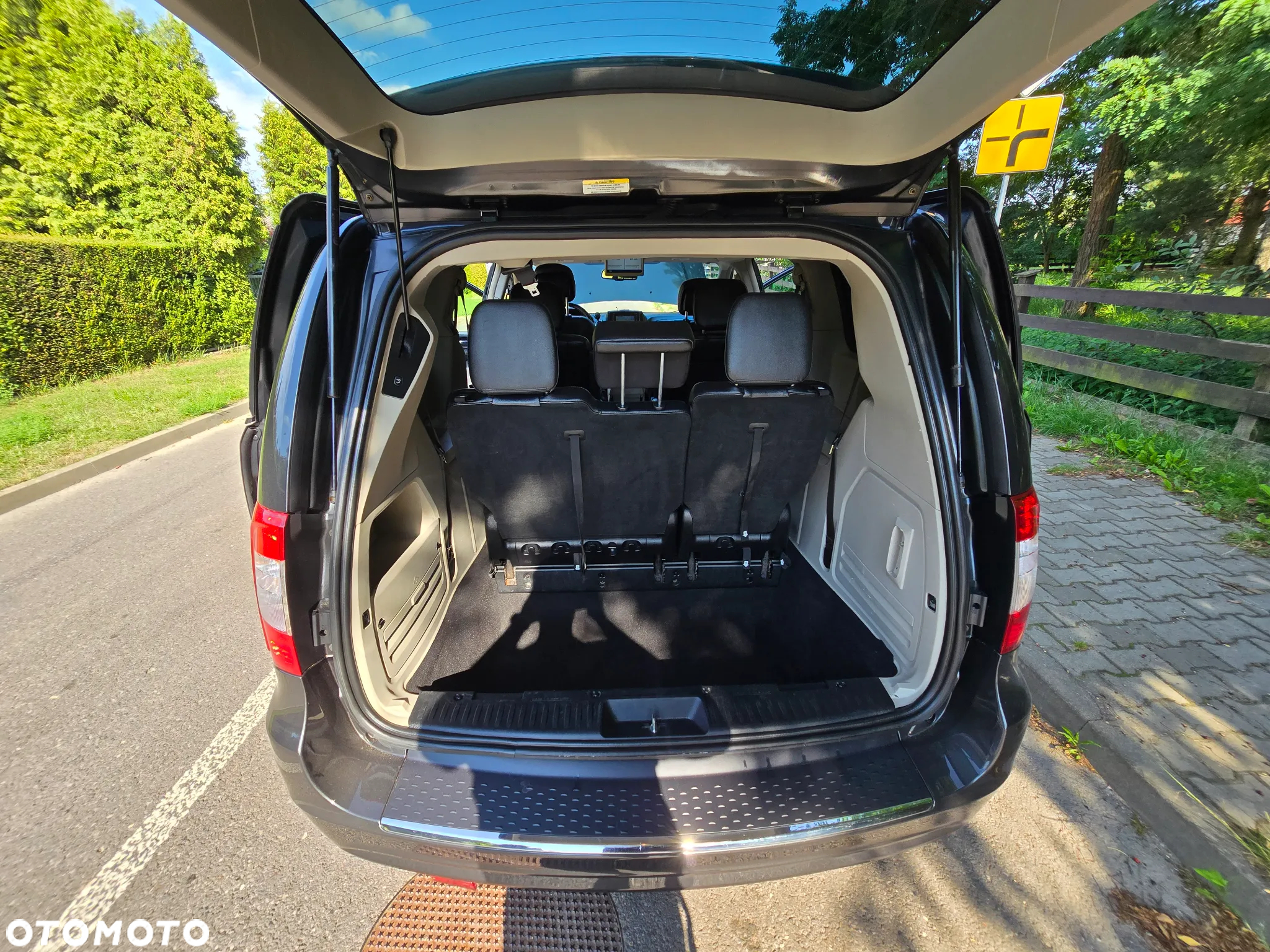 Chrysler Town & Country 3.6 Limited - 25