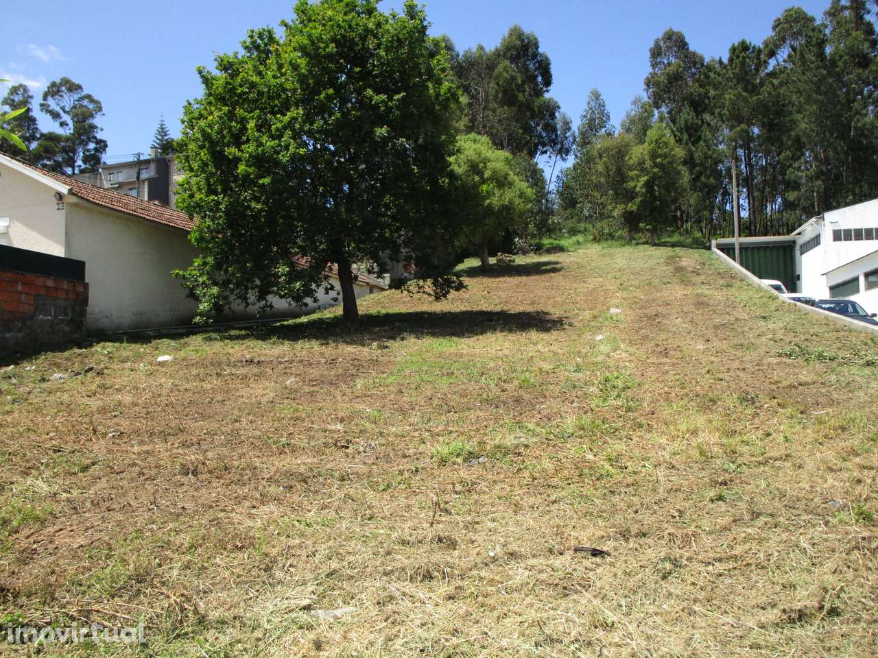Terreno para construção de moradia de 4 frentes ou armazém - Grande imagem: 2/4