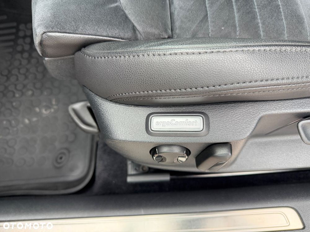 Volkswagen Passat Variant 2.0 TDI SCR DSG BlueMotion Highline - 23