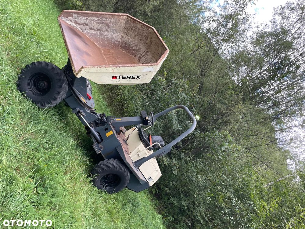 Terex DS030S Benford 3 tony OBROTOWE. Wozidło Budowlane-Rolnicze. Wózek z Obrotową Kolebą. 3 tony ładowność. 4x4. Mocny Silnik 4 cylindry Kubota 50km. 2600 mtg. Jazda 3 prędkości. Maszyna jak Nowa z Norweskiego Gospodarstwa! Ani deka luzów i wycieków! Pełny Oryginał. Hamulce brzytwa. Serwisy w DEKRA. Maszyna Woziła lekkie ładunki. Praktycznie zerowe zużycie. Wielka Okazja. Wszystko w pełnym Oryginale. Opony Oryginał w bardzo dobrym stanie! Potężna moc! - 22