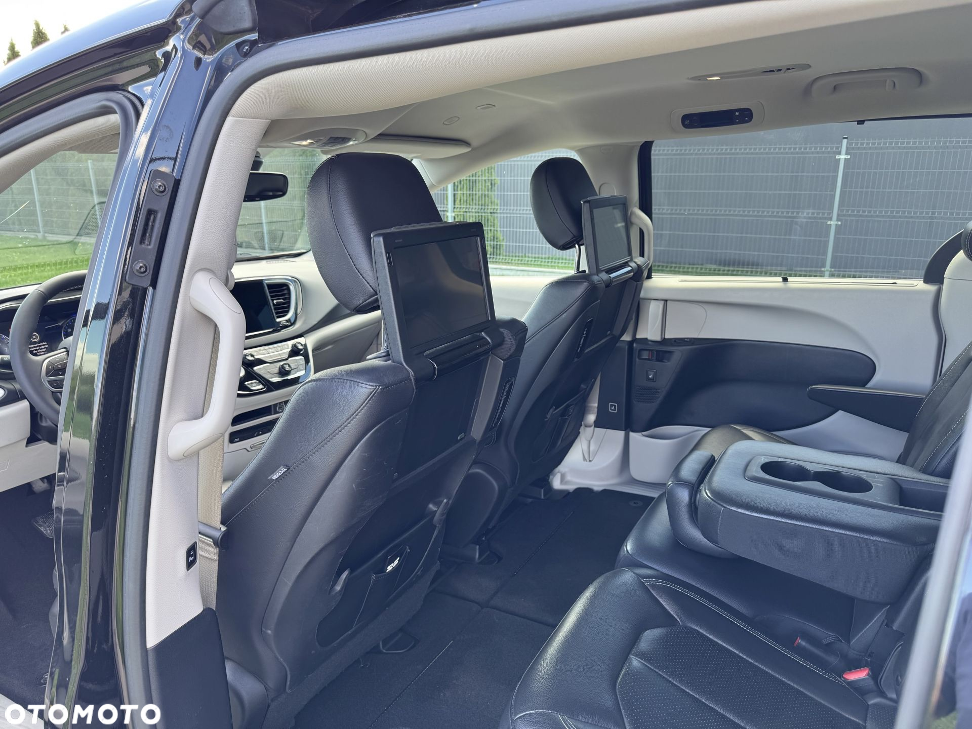 Chrysler Pacifica - 12