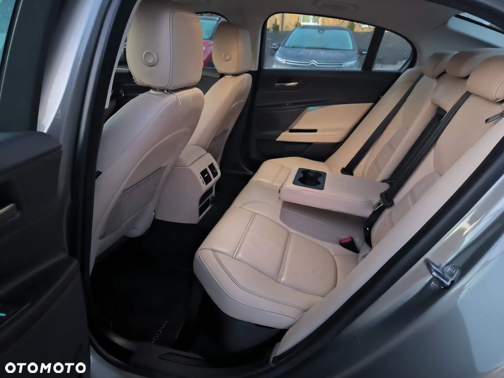 Jaguar XE 2.0 T Prestige - 14