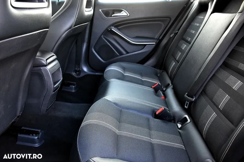 Mercedes-Benz GLA 180 7G-DCT Urban - 12