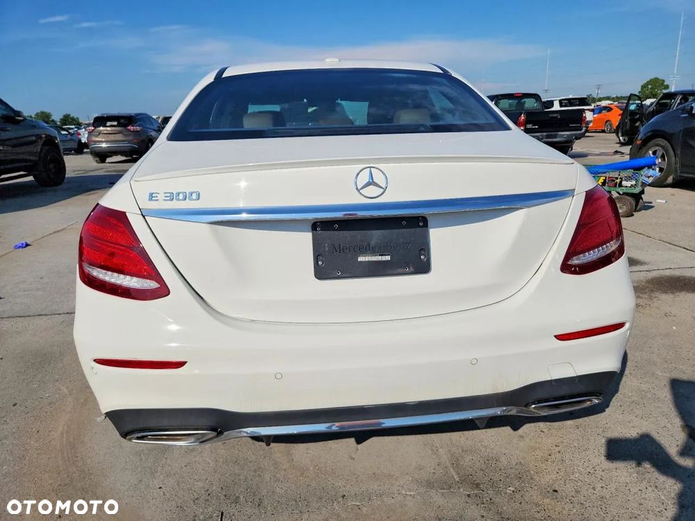 Mercedes-Benz Klasa E 300 9G-TRONIC Exclusive - 6